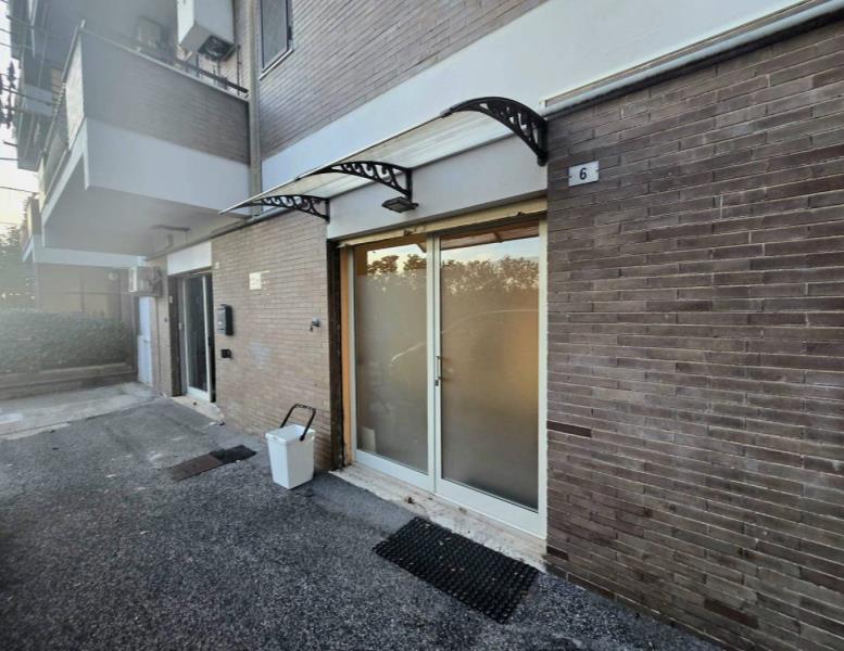 locale commerciale in affitto ad Albano Laziale in zona Cecchina