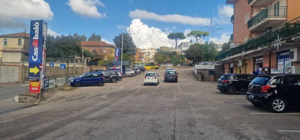 negozio in affitto ad Albano Laziale in zona Cecchina