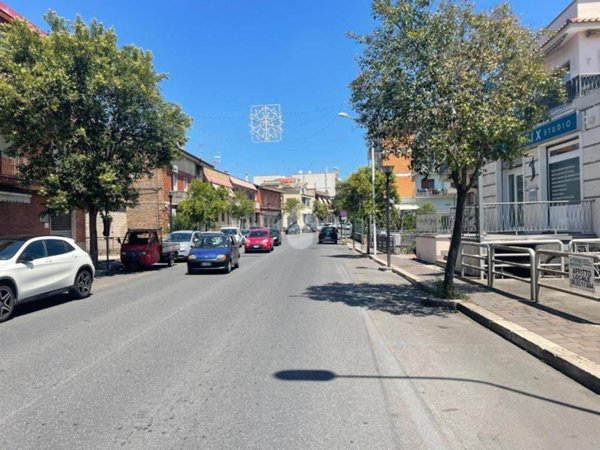 negozio in affitto ad Albano Laziale in zona Cecchina