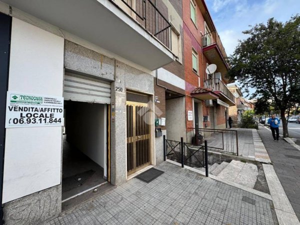 locale commerciale in affitto ad Albano Laziale in zona Cecchina