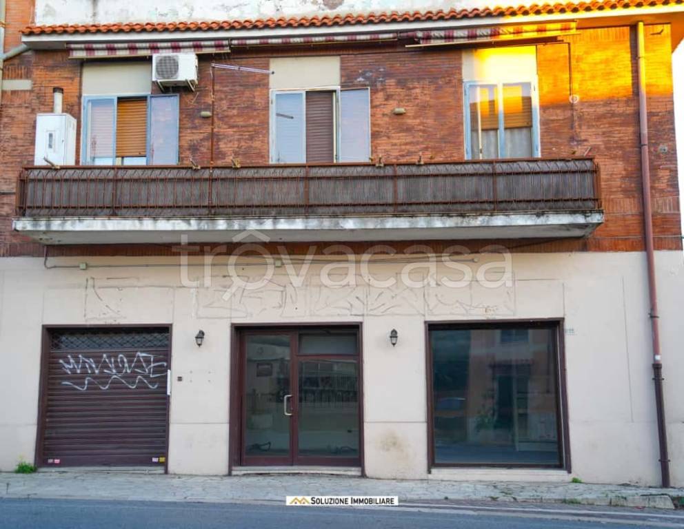 negozio in affitto ad Albano Laziale in zona Cecchina