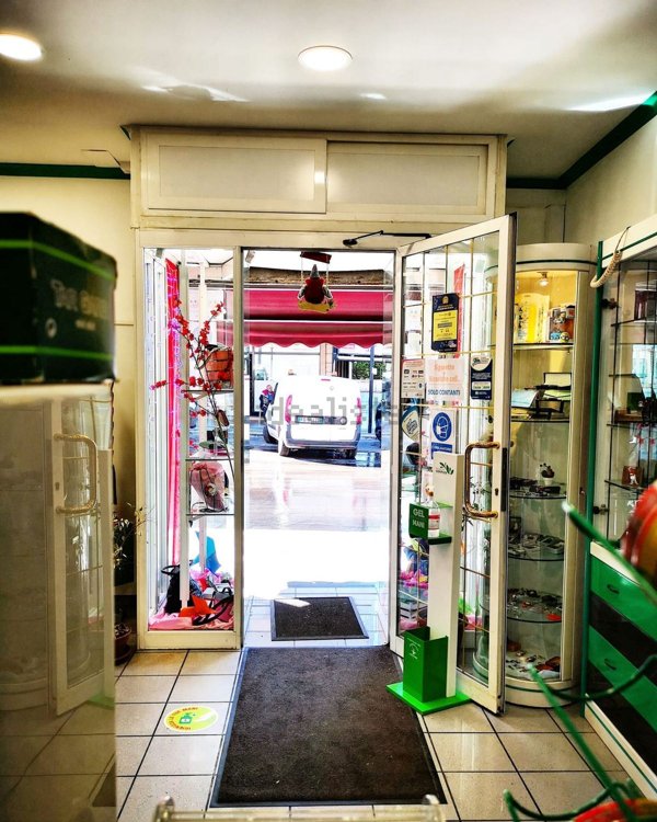 locale commerciale in affitto ad Albano Laziale in zona Pavona