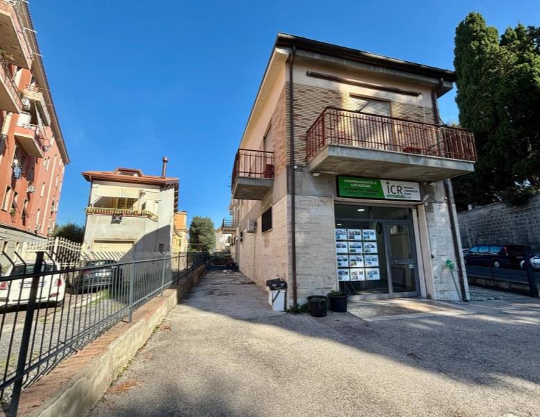 locale commerciale in affitto ad Albano Laziale
