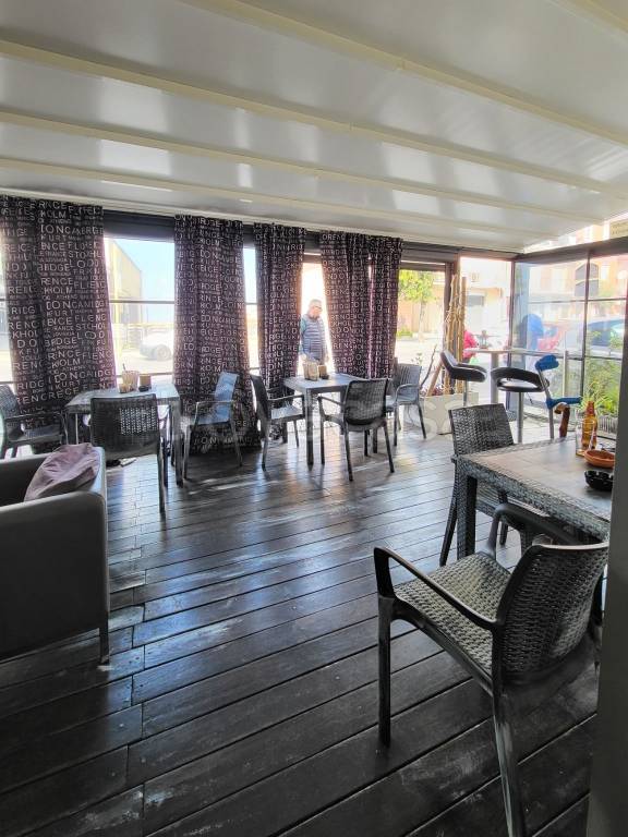 negozio in affitto ad Albano Laziale in zona Cecchina