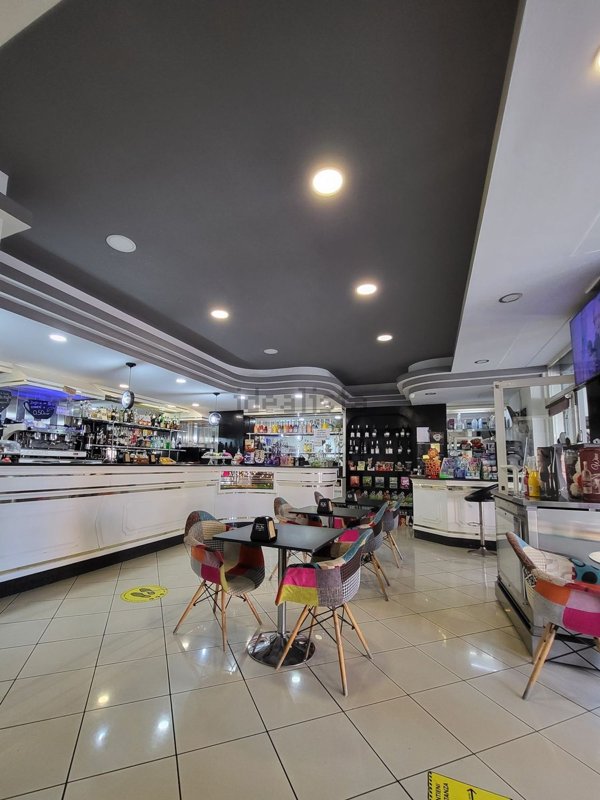 negozio in affitto ad Albano Laziale in zona Cecchina