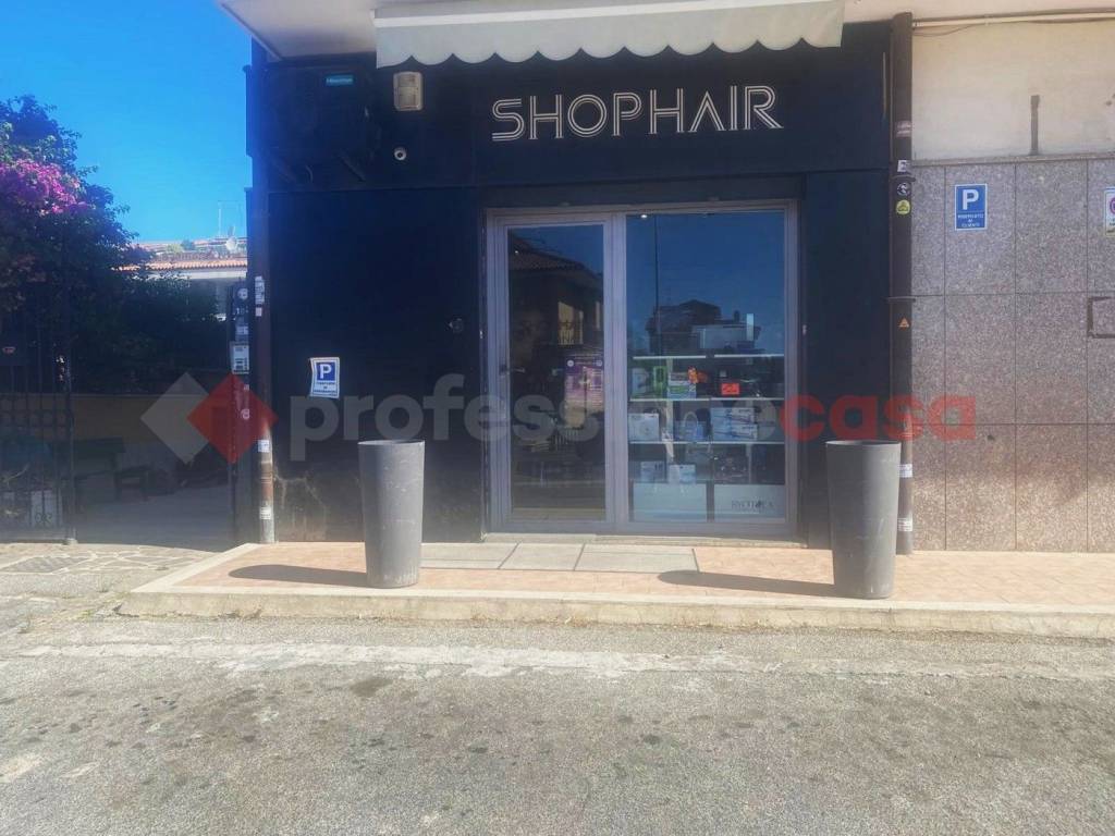 negozio in affitto ad Albano Laziale in zona Pavona