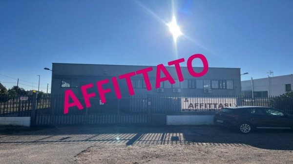 locale commerciale in affitto ad Albano Laziale in zona Cecchina