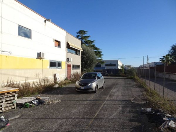 locale commerciale in affitto ad Albano Laziale in zona Cecchina