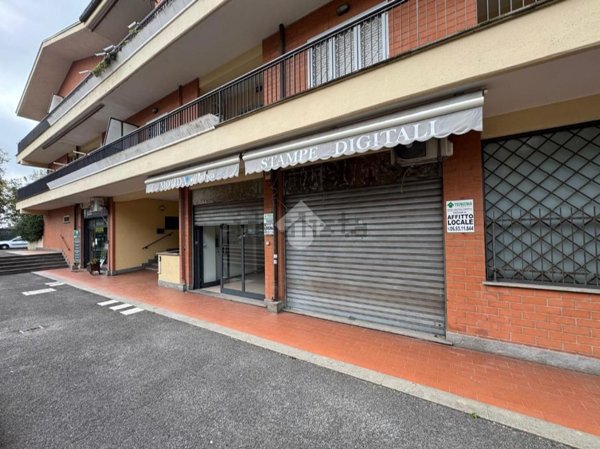 negozio in affitto ad Albano Laziale in zona Pavona