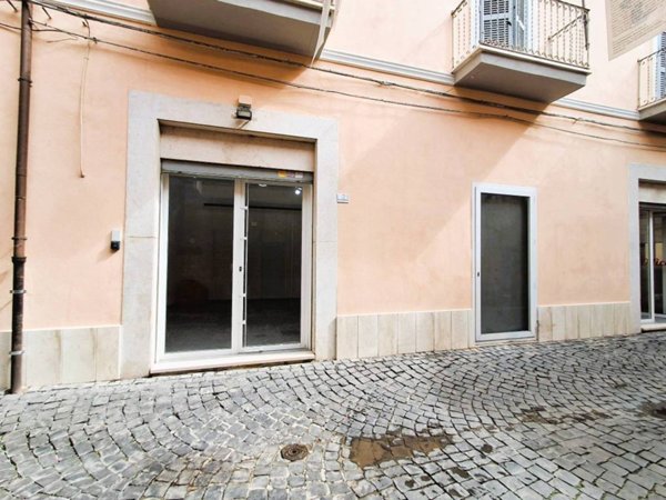 negozio in affitto ad Albano Laziale in zona Pavona