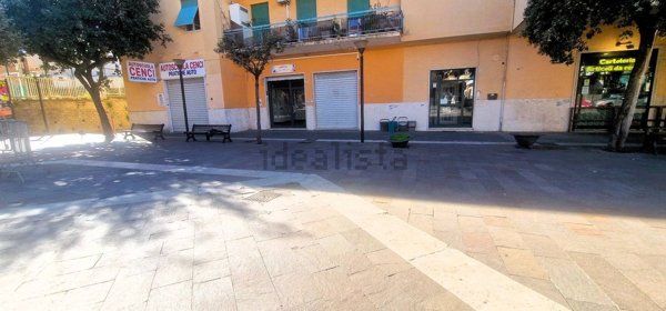 locale commerciale in affitto ad Albano Laziale in zona Cecchina