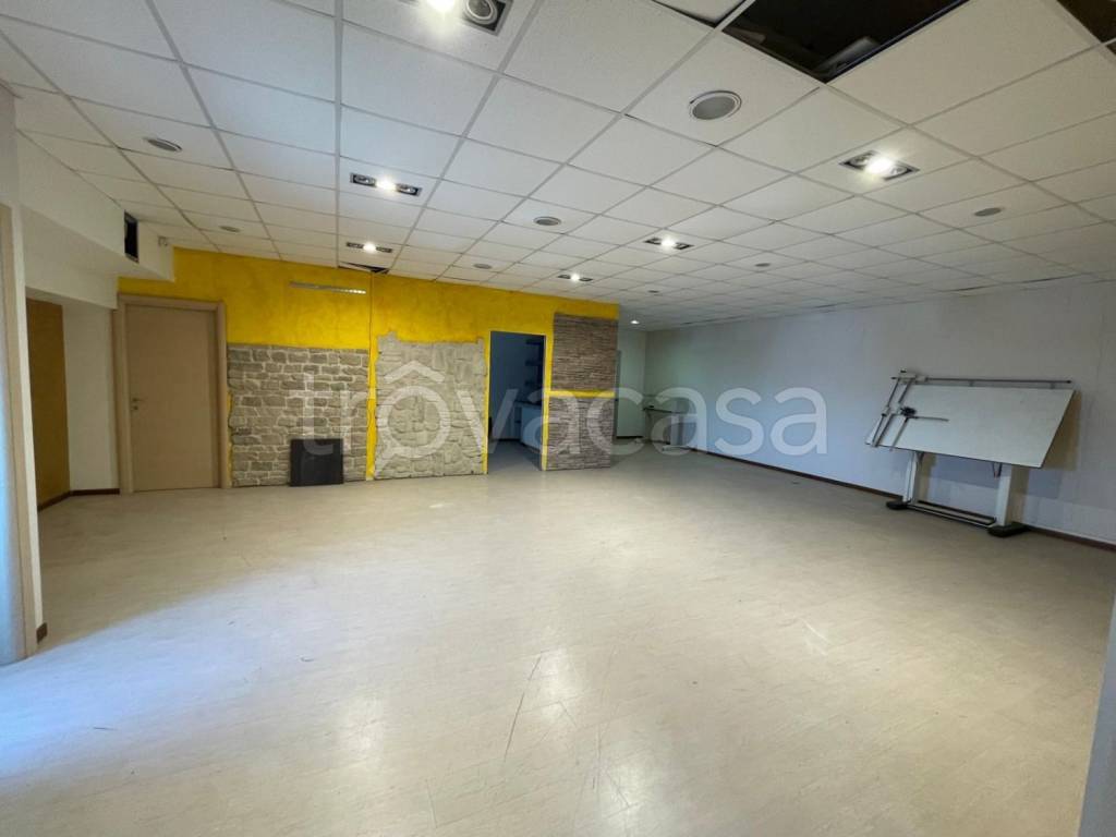 locale commerciale in affitto ad Albano Laziale in zona Pavona