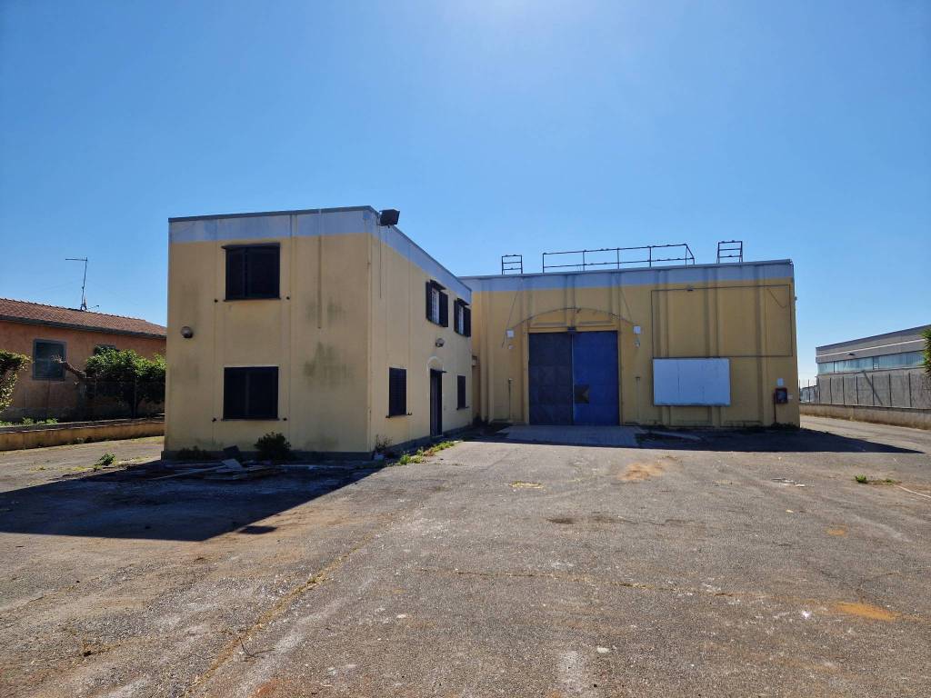 negozio in affitto ad Albano Laziale in zona Cecchina