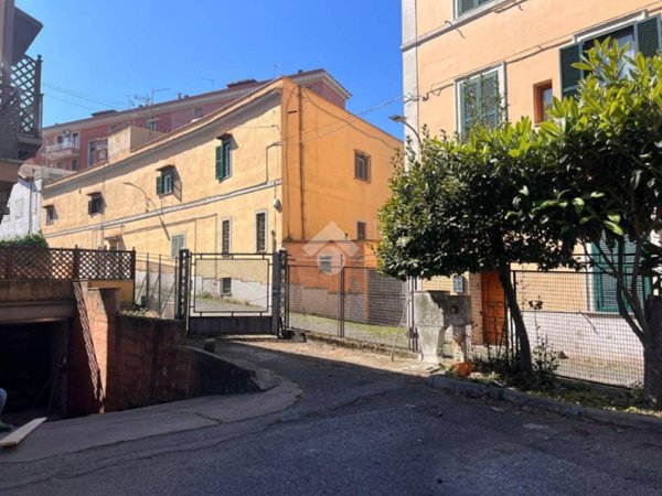 locale commerciale in affitto ad Albano Laziale