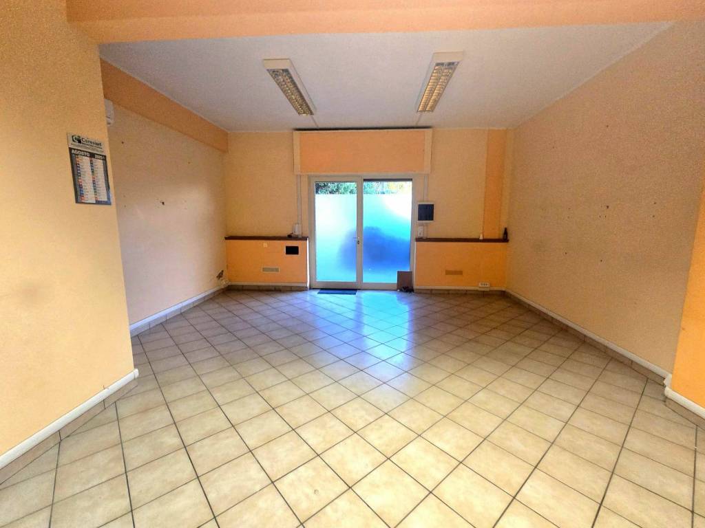 locale commerciale in affitto ad Albano Laziale in zona Cecchina