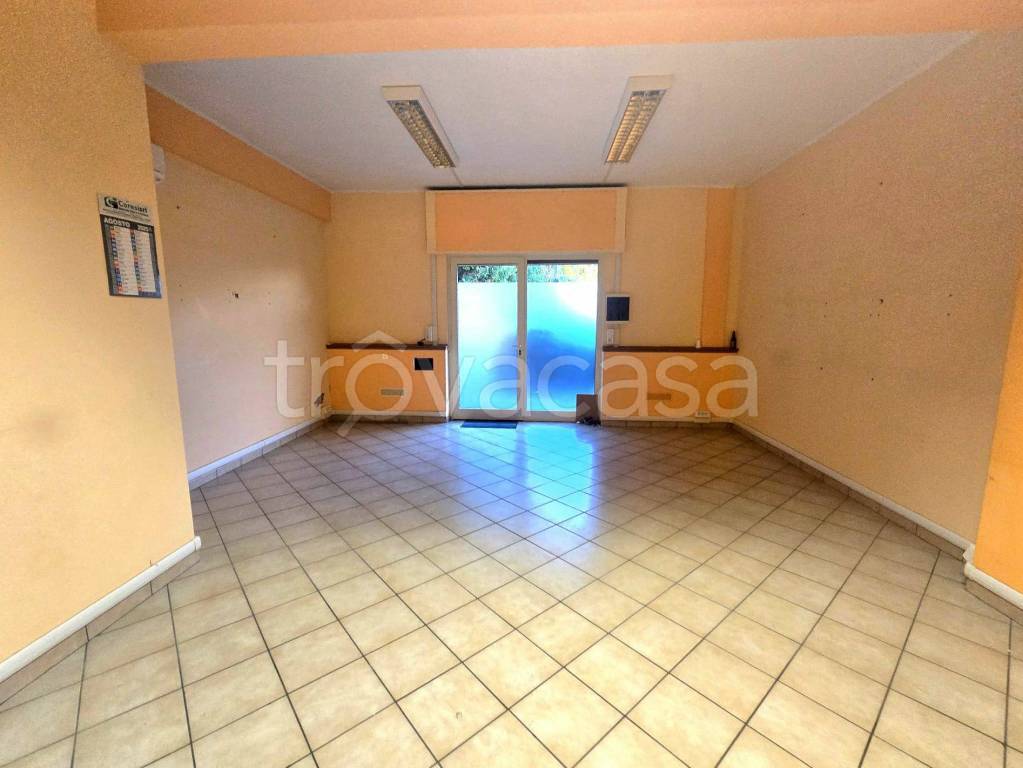 locale commerciale in affitto ad Albano Laziale in zona Cecchina