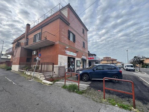 negozio in affitto ad Albano Laziale in zona Pavona