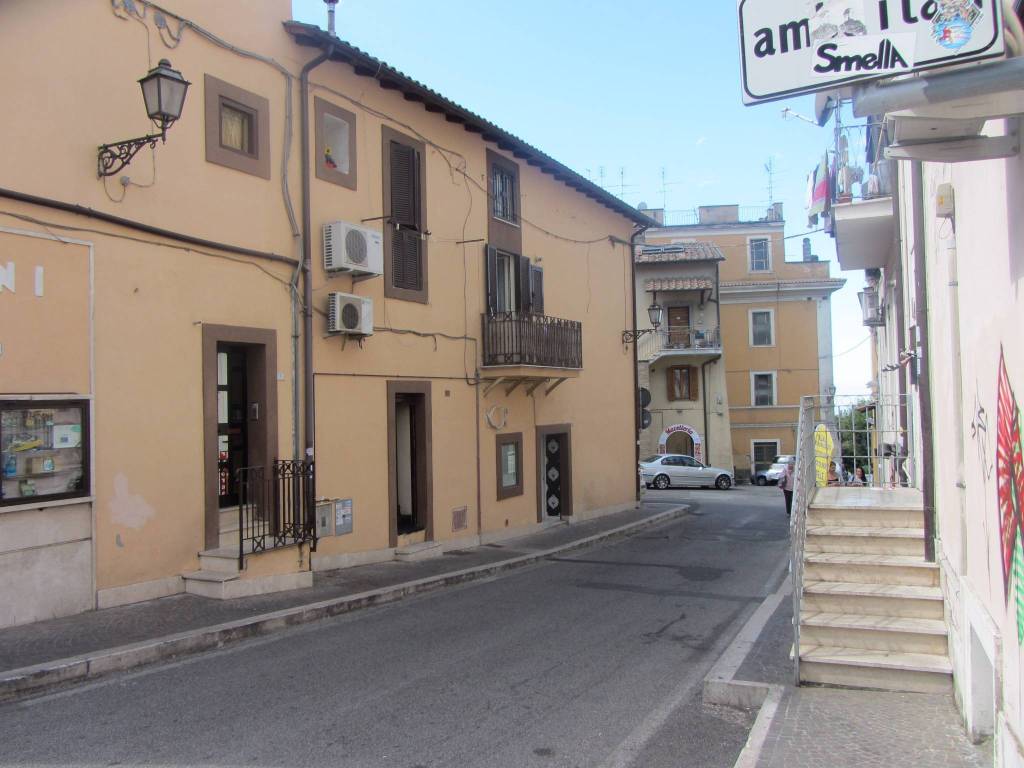 negozio in affitto ad Albano Laziale in zona Pavona