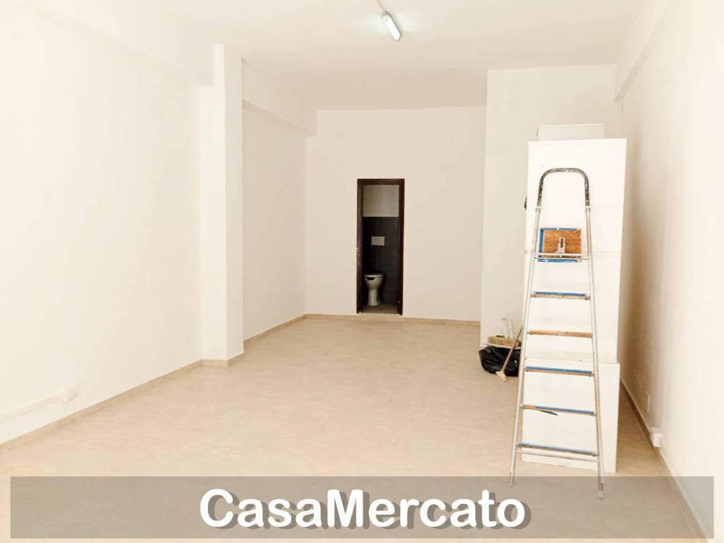 negozio in affitto ad Albano Laziale in zona Pavona