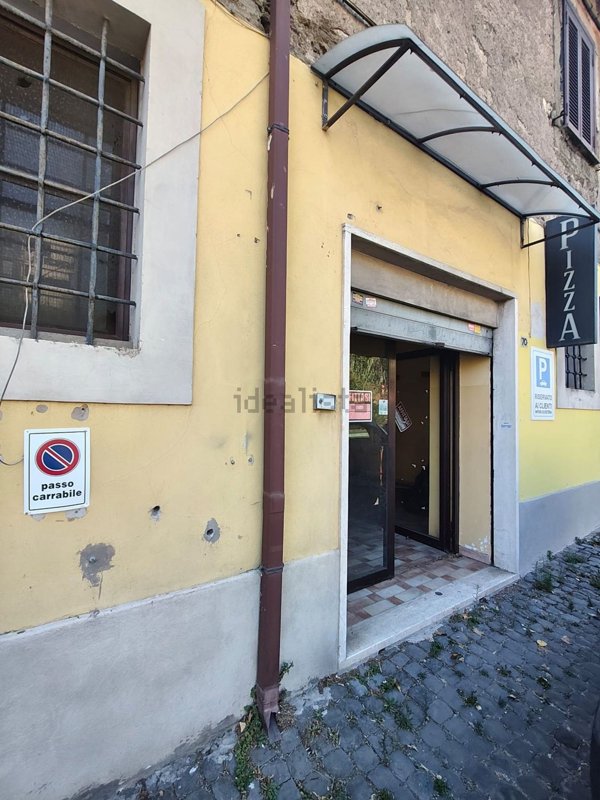 locale commerciale in affitto ad Albano Laziale in zona Cecchina