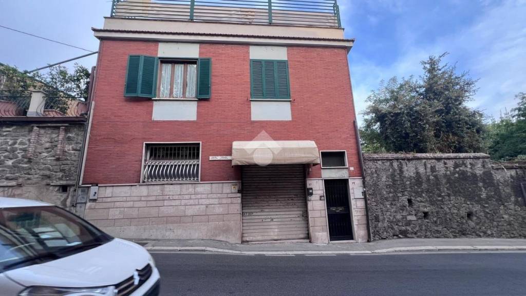 locale commerciale in affitto ad Albano Laziale