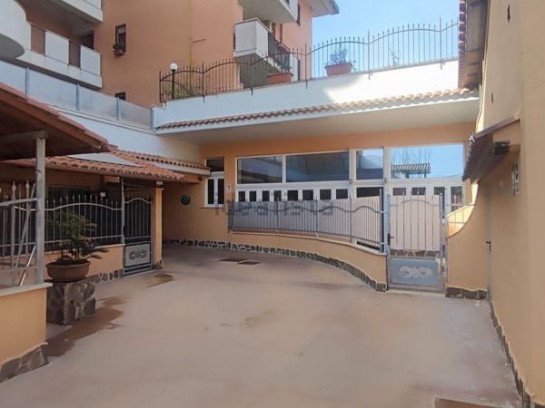 locale commerciale in affitto ad Albano Laziale in zona Cecchina