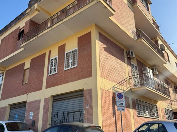 locale commerciale in affitto ad Albano Laziale in zona Cecchina