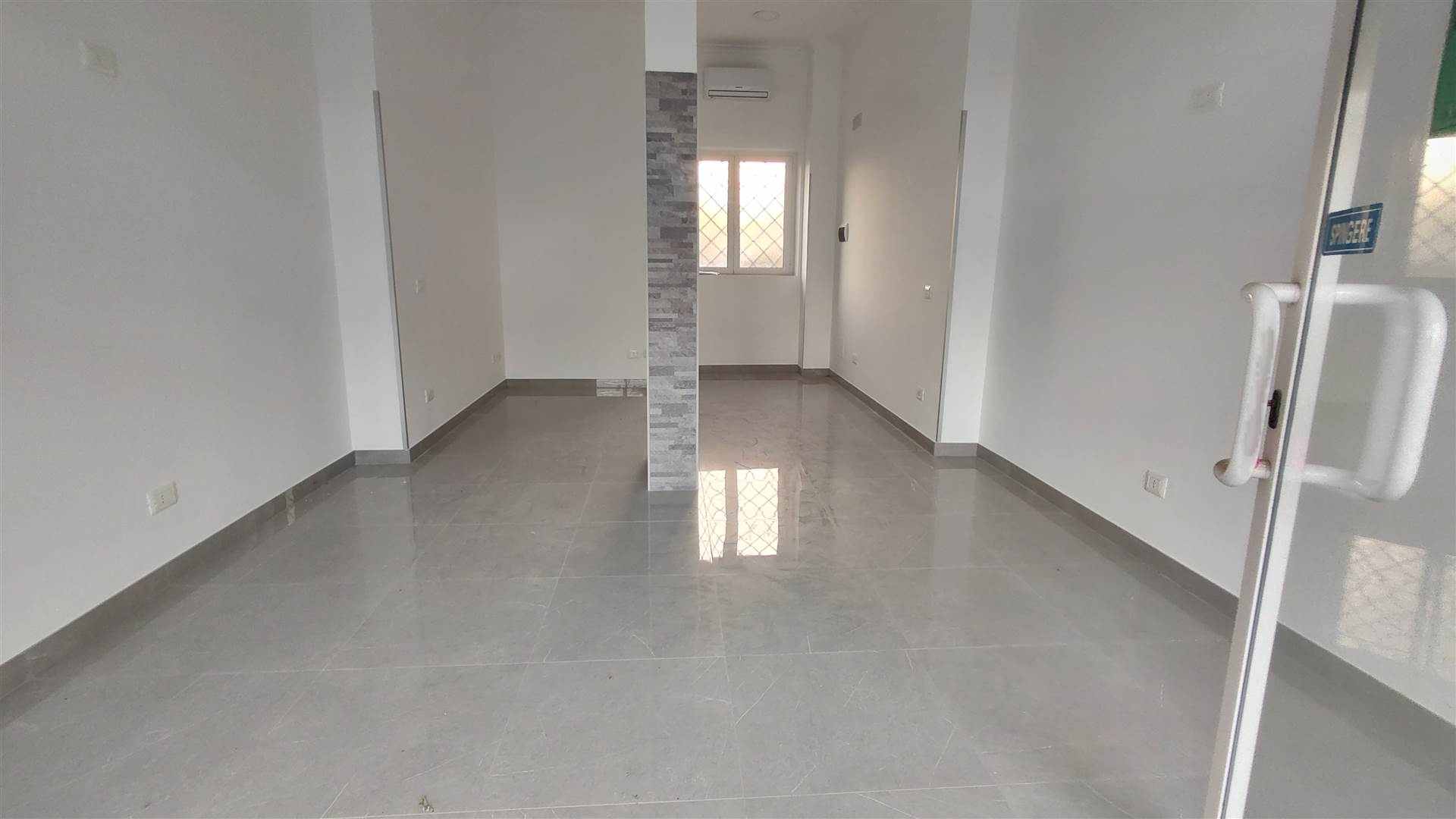 negozio in affitto ad Anzio in zona Villa Claudia