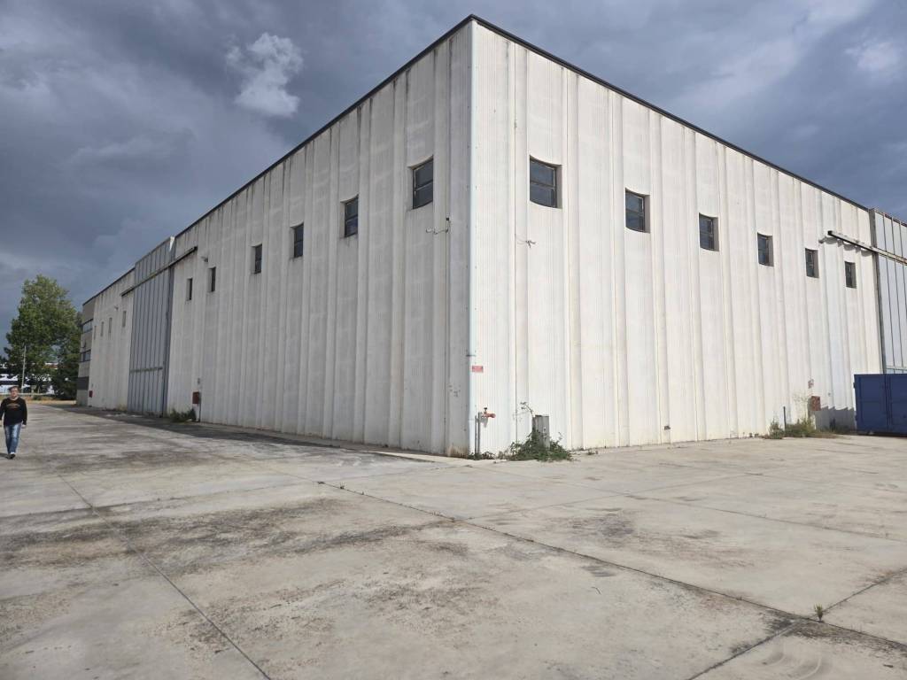 locale commerciale in affitto ad Anzio in zona Stazione