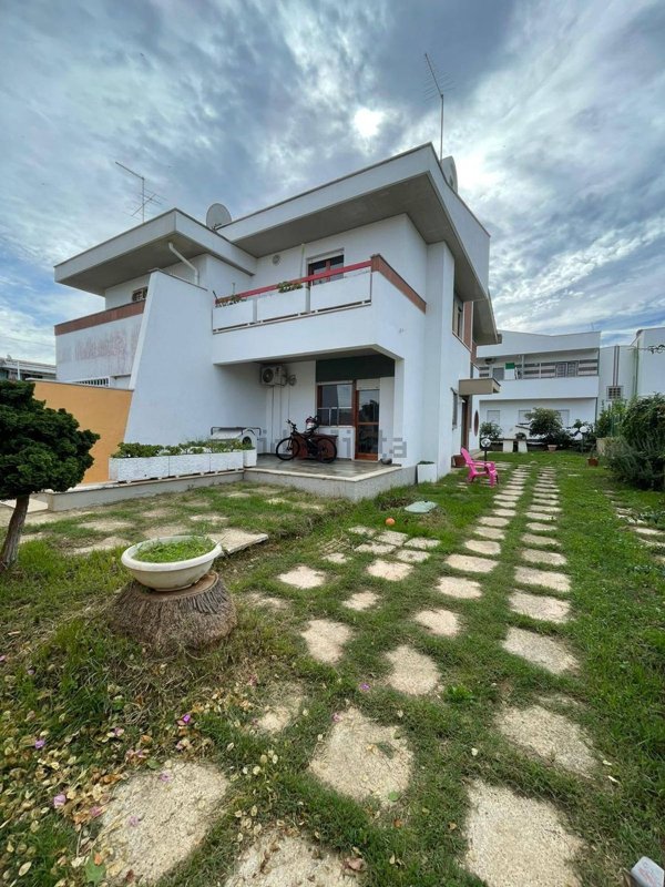 casa indipendente in affitto ad Anzio in zona Villa Claudia