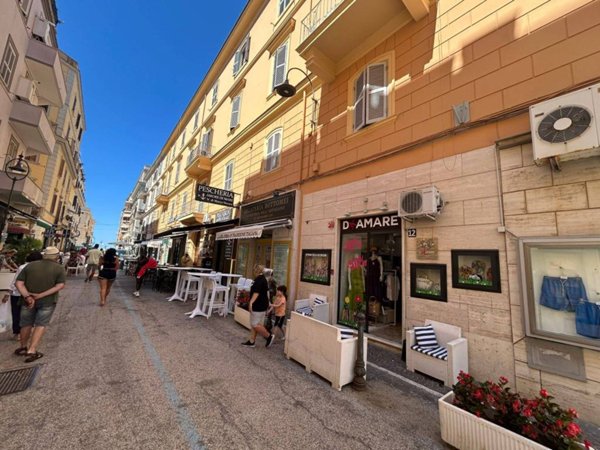 negozio in affitto ad Anzio