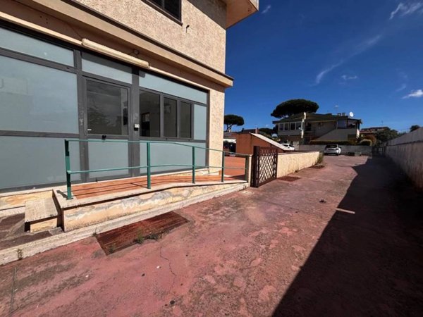 negozio in affitto ad Anzio in zona Mare