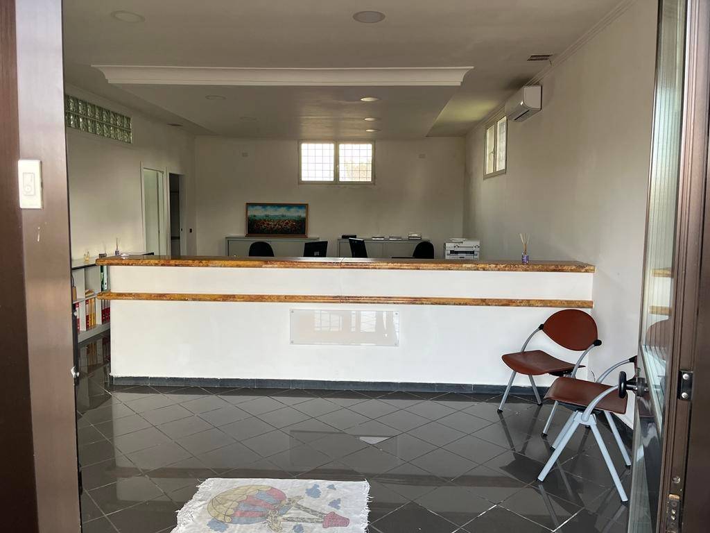 negozio in affitto ad Anzio in zona Stazione