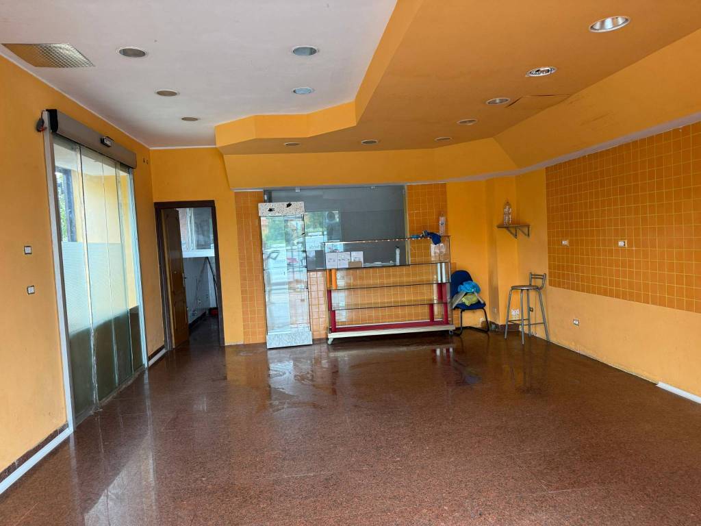 negozio in affitto ad Anzio in zona Mare