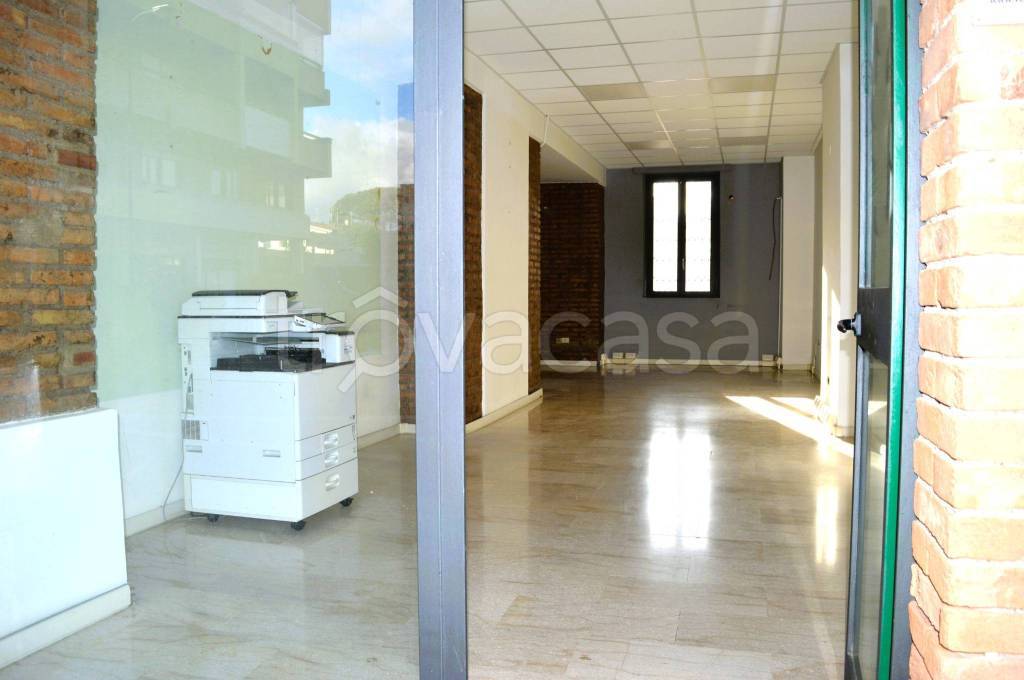 negozio in affitto ad Anzio in zona Mare