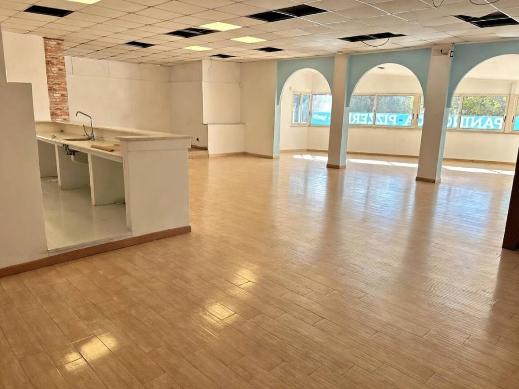 negozio in affitto ad Anzio in zona Villa Claudia