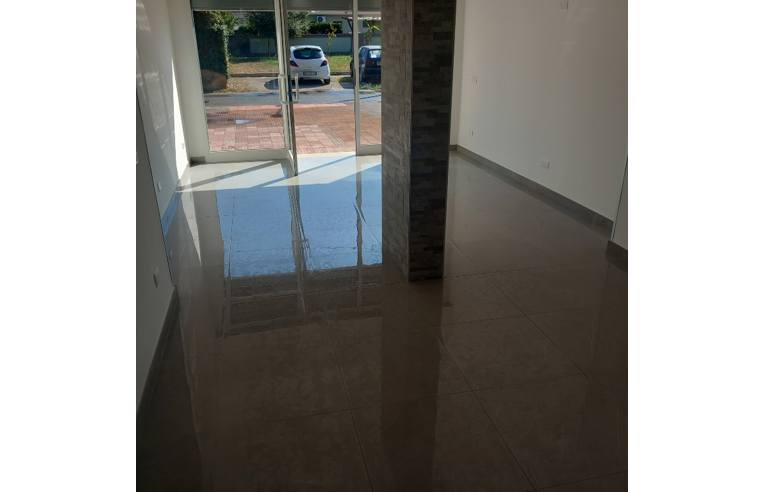 locale commerciale in affitto ad Anzio in zona Stazione