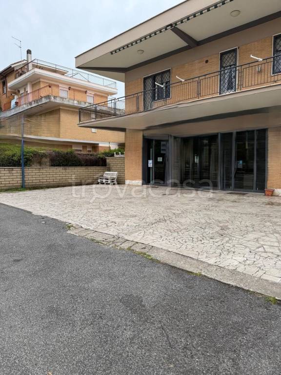 negozio in affitto ad Anzio in zona Mare