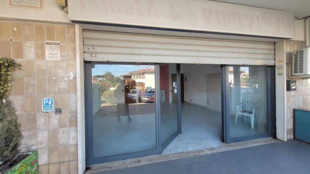 negozio in affitto ad Anzio in zona Cincinnato