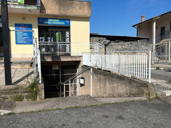 locale commerciale in affitto ad Ariccia in zona Fontana di Papa