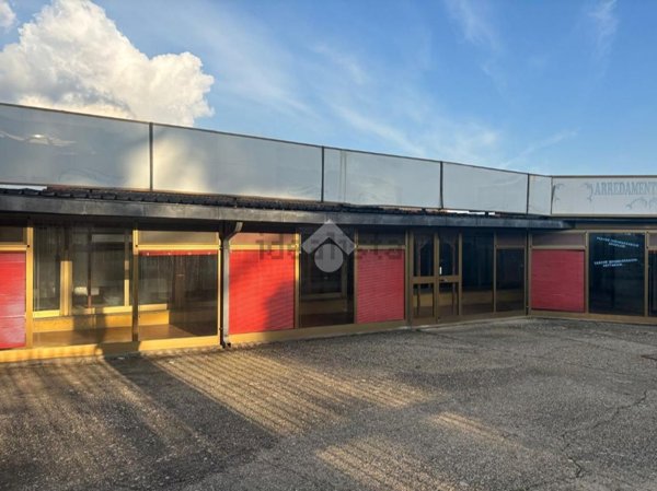 locale commerciale in affitto ad Ariccia