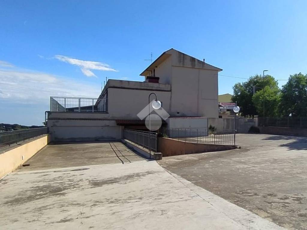 negozio in affitto ad Ariccia in zona Fontana di Papa