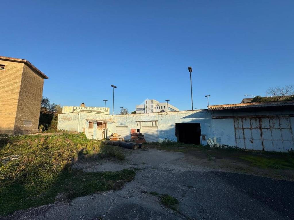 locale commerciale in affitto ad Ariccia in zona Fontana di Papa