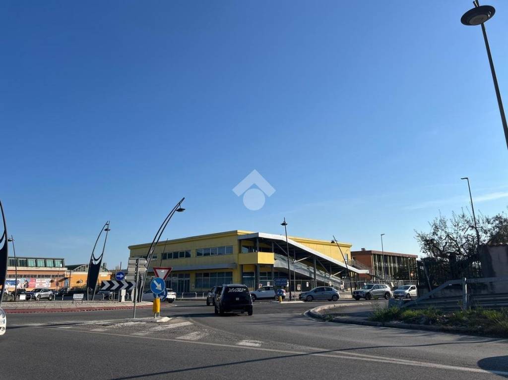 locale commerciale in affitto ad Ariccia in zona Fontana di Papa