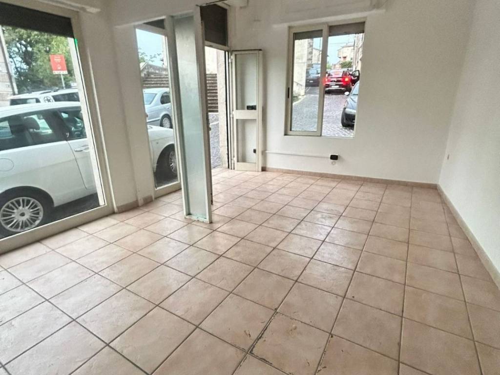 negozio in affitto ad Artena