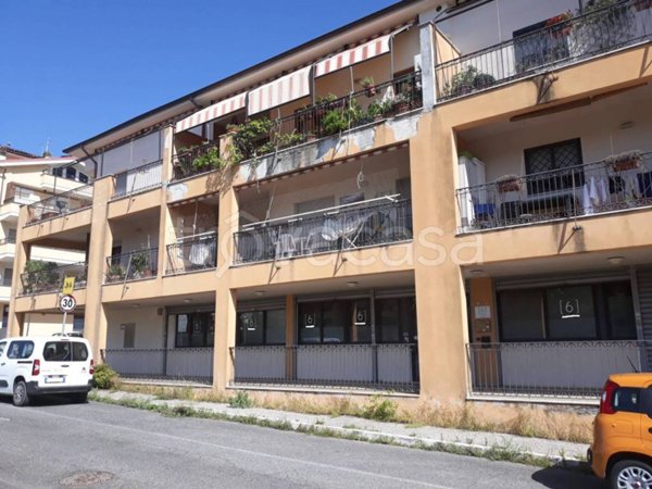 negozio in affitto a Bracciano