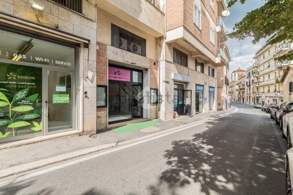 locale commerciale in affitto a Bracciano