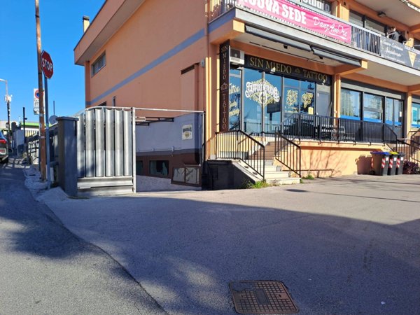 locale commerciale in affitto a Castel Gandolfo in zona Pavona