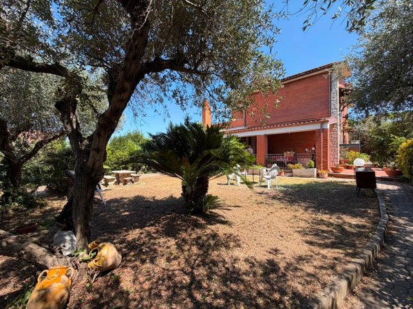 casa indipendente in affitto a Castel Gandolfo in zona Pavona