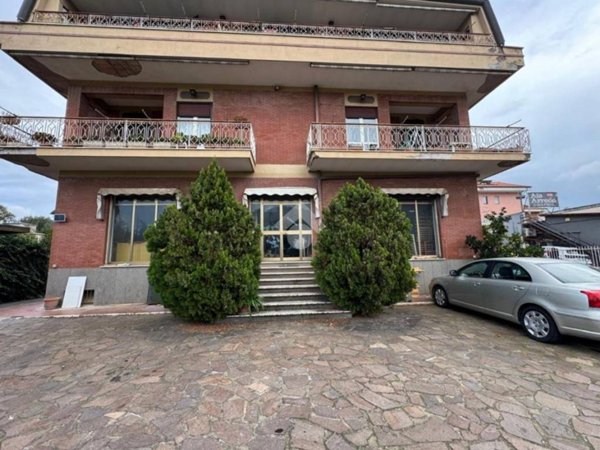 locale commerciale in affitto a Castel Gandolfo in zona Pavona